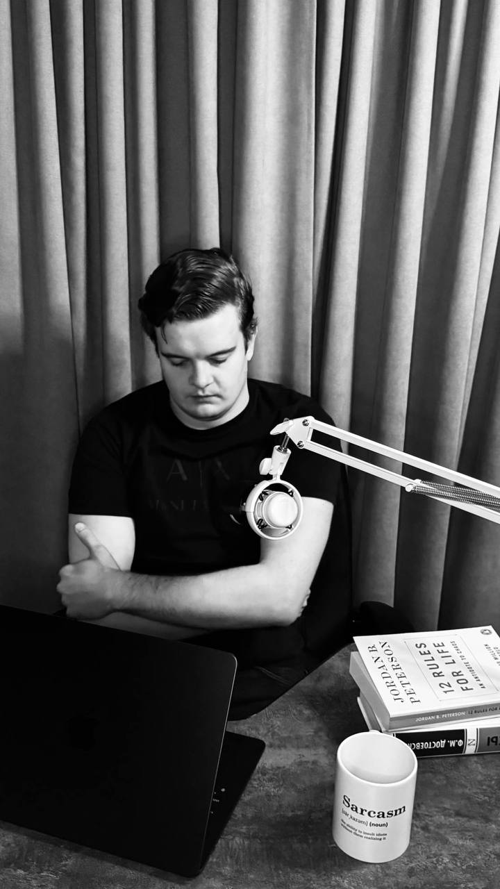 Alex Leonoff en su estudio